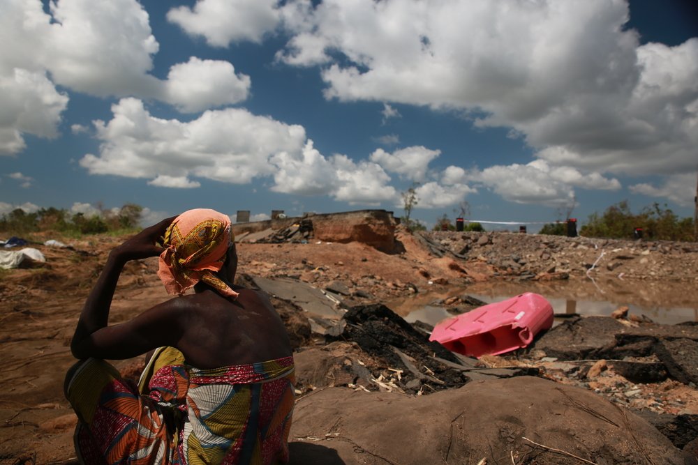 # Crise Climática Aumenta Eventos Extremos e Preocupa Especialistas ![Crise Climática Aumenta Eventos Extremos e Preocupa Especialistas](https://via.placeholder.com/600x400) A **Crise Climática Aumenta Eventos Extremos e Preocupa Especialistas** em diversas partes do mundo. Ondas de calor, enchentes, secas prolongadas e tempestades severas se tornaram cada vez mais frequentes nos últimos anos. Pesquisadores alertam que as mudanças climáticas já afetam milhões de pessoas e podem gerar impactos ainda maiores nas próximas décadas. Governos, organizações ambientais e cientistas discutem medidas urgentes para reduzir os danos ambientais e tentar conter o avanço do aquecimento global. ## O que está causando o agravamento da crise climática? A intensificação da crise climática está diretamente relacionada às atividades humanas e ao aumento da emissão de gases poluentes. Especialistas afirmam que o aquecimento global acelera mudanças no clima e aumenta a ocorrência de fenômenos extremos. ### Emissão de gases do efeito estufa A queima de combustíveis fósseis continua sendo uma das principais causas do aquecimento global. Carros, indústrias e usinas liberam grandes quantidades de dióxido de carbono na atmosfera. Esses gases intensificam o efeito estufa e aumentam a temperatura média do planeta. Segundo cientistas, a redução das emissões é fundamental para evitar consequências ainda mais graves. ### Desmatamento e degradação ambiental O desmatamento também contribui significativamente para a crise climática. Florestas desempenham papel importante na absorção de carbono e na regulação do clima. Quando áreas naturais são destruídas, o equilíbrio ambiental é afetado. Além disso, queimadas e degradação do solo aumentam a emissão de poluentes. ### Crescimento do consumo e da industrialização O aumento do consumo global elevou a demanda por energia e recursos naturais. Com isso, atividades industriais cresceram rapidamente nas últimas décadas. Especialistas afirmam que modelos econômicos baseados em exploração excessiva agravam os impactos ambientais. ## Como os eventos climáticos extremos afetam a população? A **Crise Climática Aumenta Eventos Extremos e Preocupa Especialistas** porque seus efeitos já são percebidos diretamente pela população. Comunidades em diferentes países enfrentam prejuízos econômicos, problemas de saúde e danos ambientais. ### Ondas de calor mais intensas As temperaturas recordes vêm se tornando mais frequentes em várias regiões. Ondas de calor aumentam riscos de desidratação, doenças respiratórias e problemas cardiovasculares. Idosos, crianças e pessoas com problemas de saúde estão entre os grupos mais vulneráveis. Além disso, altas temperaturas afetam agricultura, energia e abastecimento de água. ### Enchentes e tempestades severas Chuvas intensas provocam enchentes, deslizamentos e destruição em áreas urbanas. Muitas cidades enfrentam dificuldades devido à falta de infraestrutura adequada. Tempestades severas também causam interrupções no fornecimento de energia e prejuízos econômicos. Em vários países, famílias precisaram deixar suas casas após desastres naturais. ### Secas prolongadas e falta de água A escassez de água se tornou uma preocupação crescente em algumas regiões. Secas prolongadas prejudicam agricultura, geração de energia e abastecimento urbano. Especialistas alertam que a crise hídrica pode gerar conflitos e insegurança alimentar futuramente. ## Países mais afetados pelas mudanças climáticas Embora a crise climática seja global, alguns países sofrem impactos mais severos devido à localização geográfica e vulnerabilidade econômica. ### Situação em países da Europa Diversos países europeus enfrentaram ondas de calor históricas nos últimos anos. Incêndios florestais e secas severas afetaram agricultura e abastecimento de água. Governos da região passaram a investir em medidas de adaptação climática. ### Impactos nos Estados Unidos Os Estados Unidos também registraram aumento de eventos extremos. Furacões, tempestades e incêndios florestais causaram bilhões em prejuízos. Especialistas afirmam que regiões costeiras enfrentam riscos crescentes relacionados à elevação do nível do mar. ### Desafios em países emergentes Países em desenvolvimento geralmente possuem menos recursos para enfrentar desastres climáticos. Enchentes, secas e insegurança alimentar afetam milhões de pessoas em regiões vulneráveis. Além disso, comunidades pobres costumam sofrer impactos mais graves. ## O que governos e organizações estão fazendo? A **Crise Climática Aumenta Eventos Extremos e Preocupa Especialistas** e isso levou diversos países a discutir ações ambientais mais rígidas. Organizações internacionais também pressionam por medidas de redução das emissões de carbono. ### Metas para reduzir emissões Muitos governos anunciaram metas para diminuir a emissão de gases poluentes. O foco é ampliar o uso de energias renováveis e reduzir a dependência de combustíveis fósseis. Especialistas afirmam que mudanças rápidas são necessárias para limitar o aquecimento global. ### Investimentos em energia limpa O setor de energia renovável cresceu significativamente nos últimos anos. Países passaram a investir mais em energia solar, eólica e outras fontes sustentáveis. Além de reduzir poluição, essas alternativas podem gerar empregos e desenvolvimento econômico. ### Programas de preservação ambiental Projetos de reflorestamento e preservação de áreas naturais ganharam destaque internacional. A proteção de florestas é considerada fundamental para combater as mudanças climáticas. Diversas organizações ambientais também realizam campanhas de conscientização. ## Quais são as previsões para os próximos anos? Especialistas alertam que os eventos extremos podem se tornar ainda mais frequentes caso o aquecimento global continue avançando. As próximas décadas serão decisivas para o futuro climático do planeta. ### Aumento das temperaturas globais Cientistas afirmam que a temperatura média do planeta continua aumentando. Isso pode intensificar secas, tempestades e ondas de calor. Além disso, o derretimento de geleiras preocupa pesquisadores em diferentes regiões. ### Risco de elevação do nível do mar O aumento da temperatura provoca derretimento das calotas polares. Com isso, o nível do mar pode subir gradualmente nas próximas décadas. Cidades costeiras enfrentam riscos relacionados a enchentes e erosão. ### Crescimento da pressão internacional A preocupação global com o clima deve aumentar nos próximos anos. Governos e empresas serão pressionados a adotar práticas mais sustentáveis. Especialistas afirmam que a cooperação internacional será essencial para enfrentar os desafios climáticos. ## O que a população pode fazer para ajudar? Embora governos e empresas tenham papel importante, atitudes individuais também podem contribuir para reduzir impactos ambientais. Pequenas mudanças no cotidiano ajudam na preservação do meio ambiente. ### Redução do consumo excessivo Consumir de forma mais consciente pode reduzir desperdícios e impactos ambientais. Especialistas recomendam diminuir uso de plástico, evitar desperdício de alimentos e priorizar produtos sustentáveis. Além disso, reciclagem e reaproveitamento ajudam a diminuir a geração de resíduos. ### Economia de energia e água Economizar água e energia contribui para redução da pressão sobre recursos naturais. Pequenas atitudes, como desligar aparelhos e reduzir desperdícios, podem fazer diferença. O uso consciente dos recursos naturais se tornou cada vez mais importante. ### Apoio a iniciativas sustentáveis Muitas empresas e organizações desenvolvem projetos ambientais e práticas sustentáveis. Consumidores podem apoiar iniciativas comprometidas com preservação ambiental. Além disso, campanhas de conscientização ajudam a ampliar o debate sobre mudanças climáticas. ## O combate à crise climática exige ações urgentes A **Crise Climática Aumenta Eventos Extremos e Preocupa Especialistas** em um cenário marcado por temperaturas elevadas, desastres naturais e impactos ambientais crescentes. Cientistas alertam que as próximas décadas serão decisivas para reduzir os efeitos do aquecimento global e proteger populações vulneráveis. Enquanto governos discutem políticas ambientais e investimentos sustentáveis, especialistas reforçam a importância da participação da sociedade no combate às mudanças climáticas. Diante desse cenário, informação, preservação ambiental e ações coletivas serão fundamentais para enfrentar os desafios climáticos do futuro.